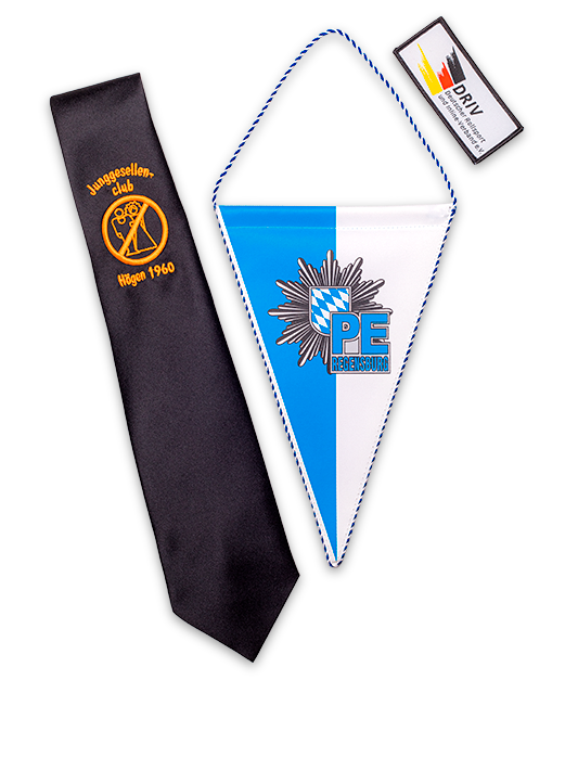 Schwarze Krawatte mit oranger Aufschrift, weiß-blauer Wimpel mit dem Polizei-Logo sowie ein weißer Aufnäher mit dem DRV-Logo