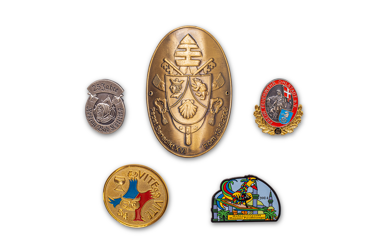 Metallabzeichen in Gold, Silber, Bronze sowie mit buntem Aufdruck